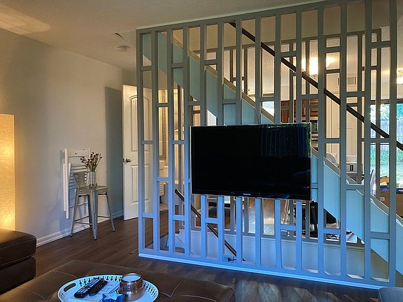 4th image of 2 Tower Hill Ct