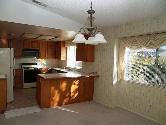 Kitchen w/dining room