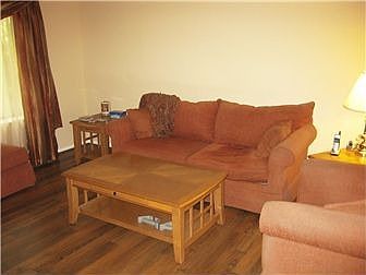 Family Room w Vaulted Ceiling