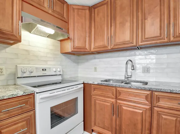 400 Village Green Circle W #212, Palm Springs, FL 33461