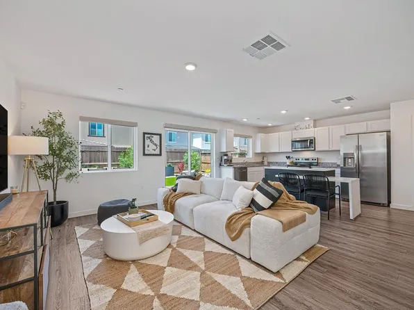 2233 Shady Tree Cir, Roseville, CA 95747