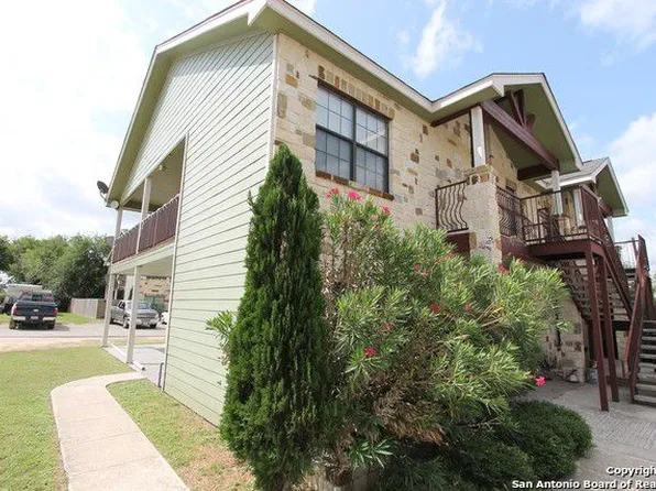 910 Pine St APT C202, Floresville, TX 78114