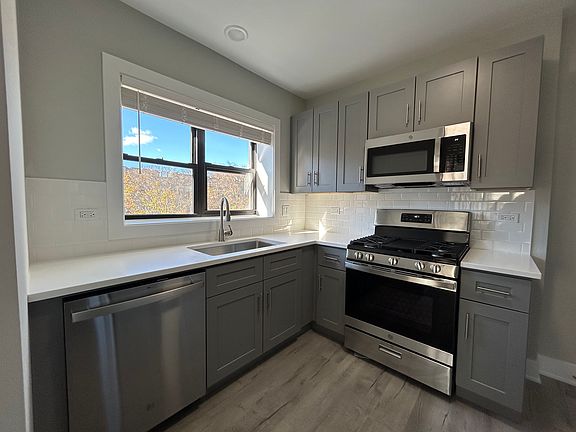 3rd image of 1145 Oak Ave #3W