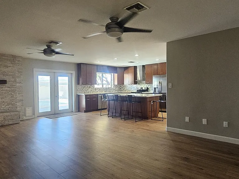 1131 E Redfield Rd — Photo 1