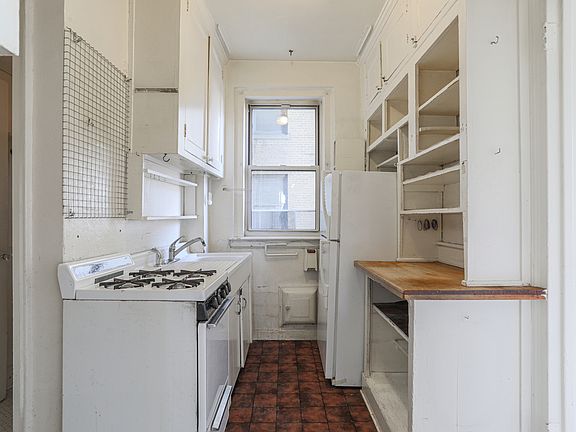 4th image of 161 W 75th St #8FF