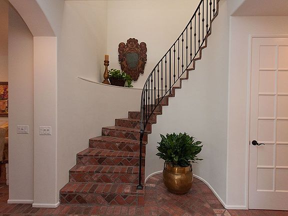 2nd image of 3147 Hamburg Sq