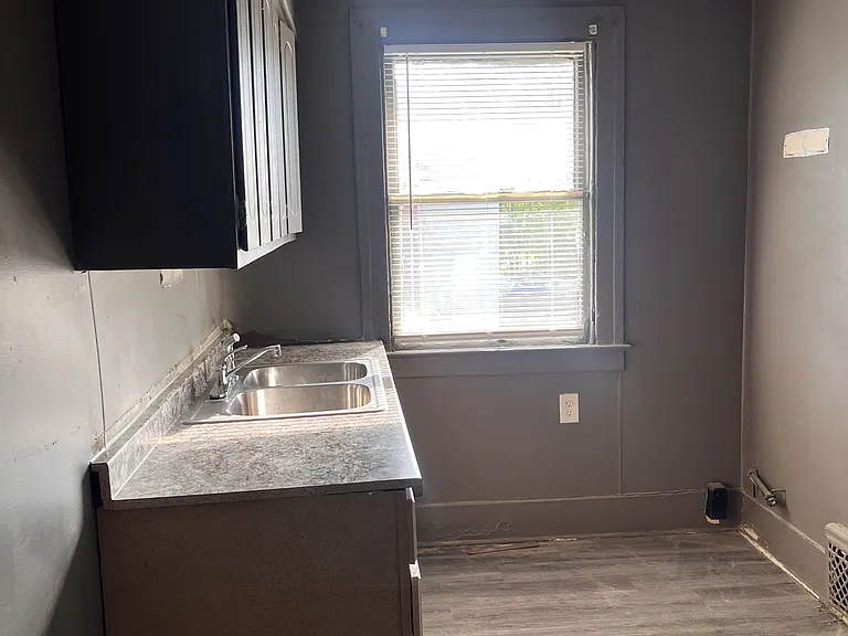 1628 Gladstone St #2 — Photo 6