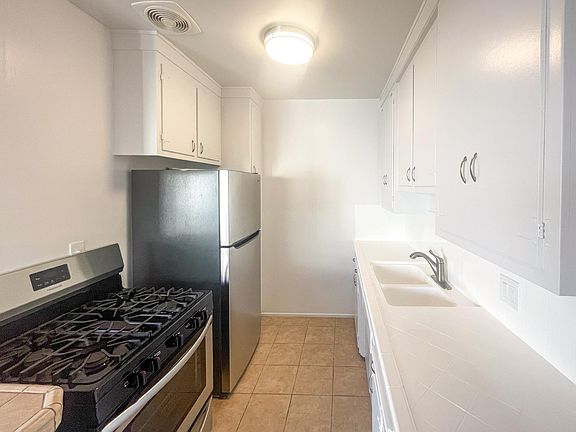 4th image of 923 9th St #8