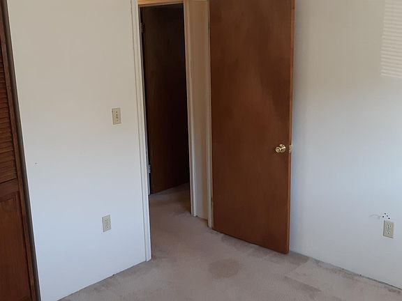 Bedroom showing closet