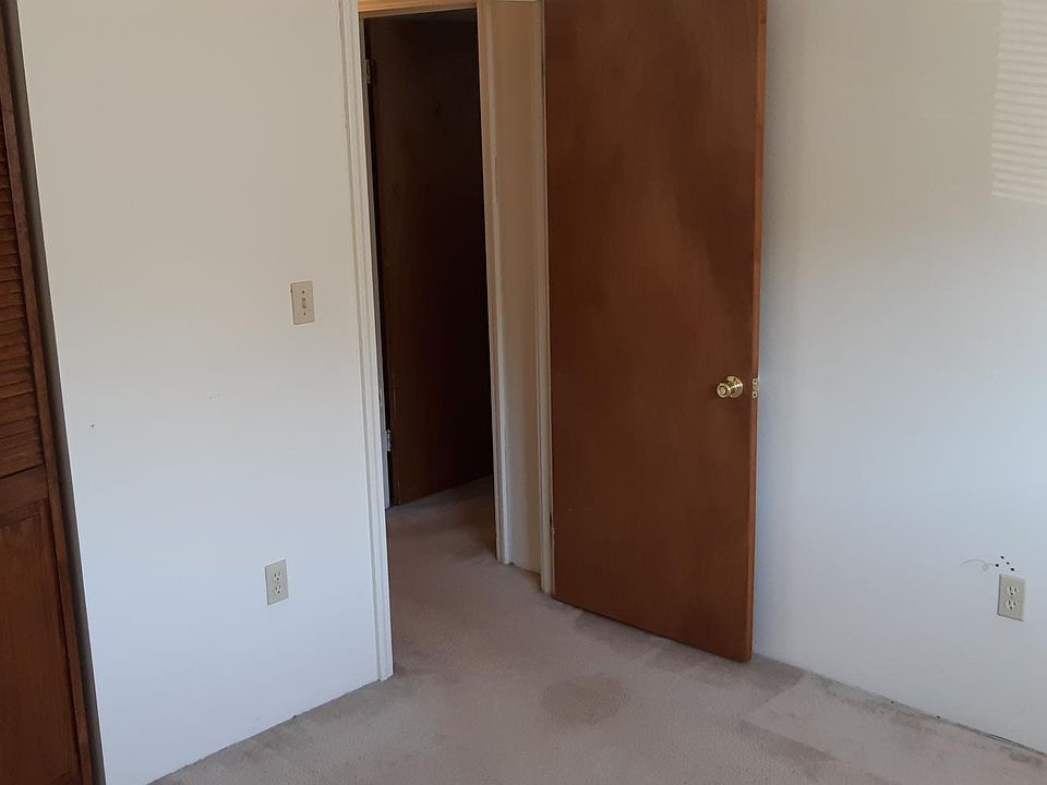 Bedroom showing closet