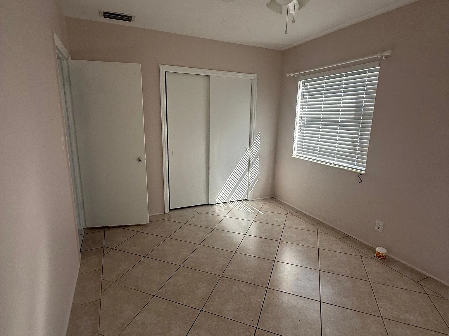 4 bed, 6752 sqft, $3,800 — Photo 2