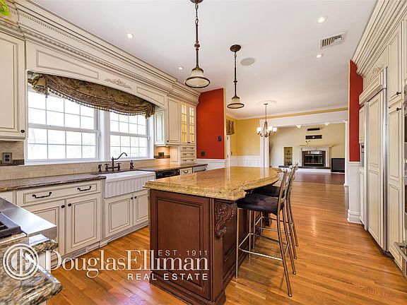 5th image of 5 Scott Ct