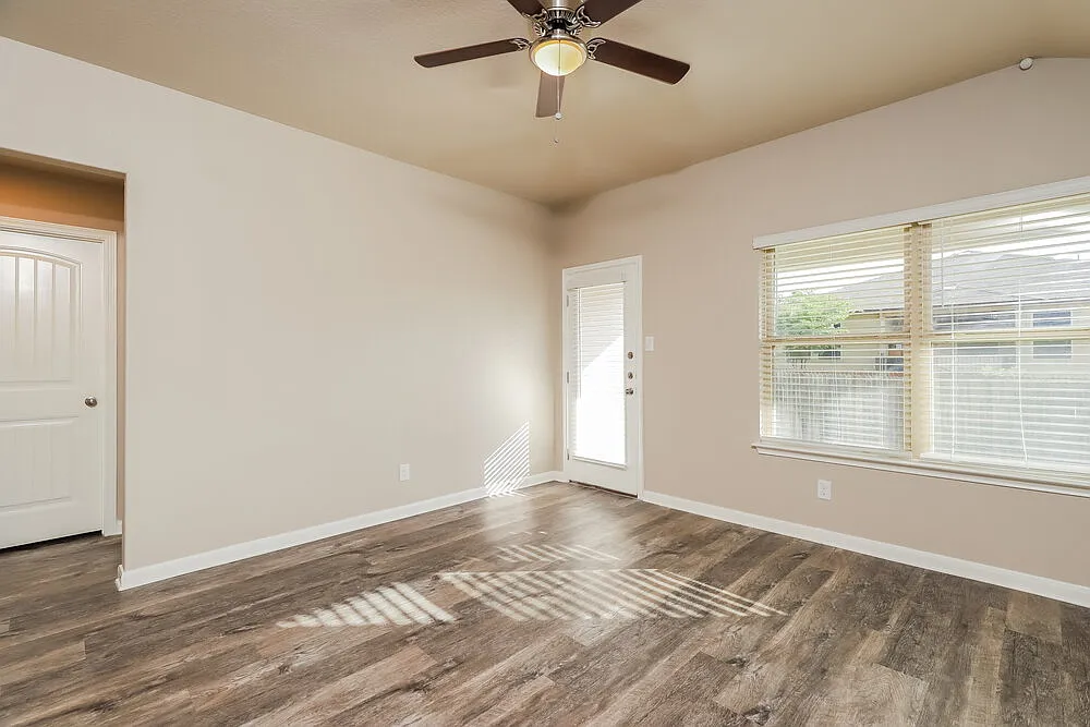 4 bed, 2.0 bath, 1692 sqft, $1,990 — Photo 4