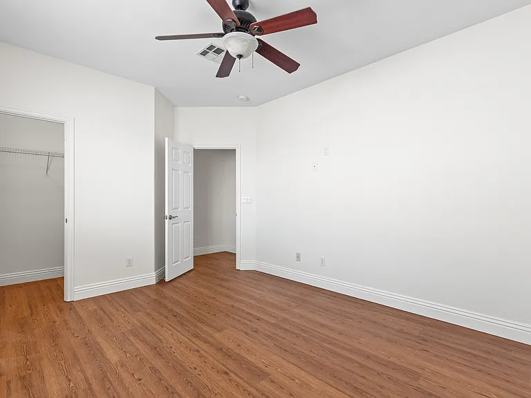 2733 Kildrummie St — Photo 24
