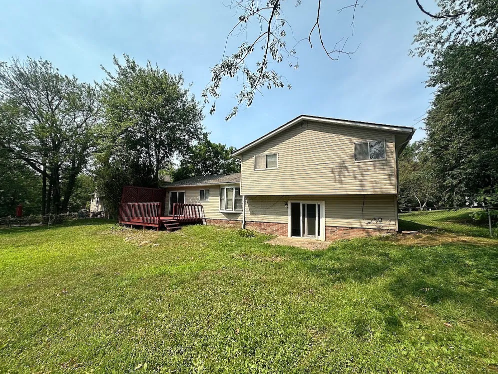 3 bed, 1.5 bath, 2554 sqft, $2,395 — Photo 2