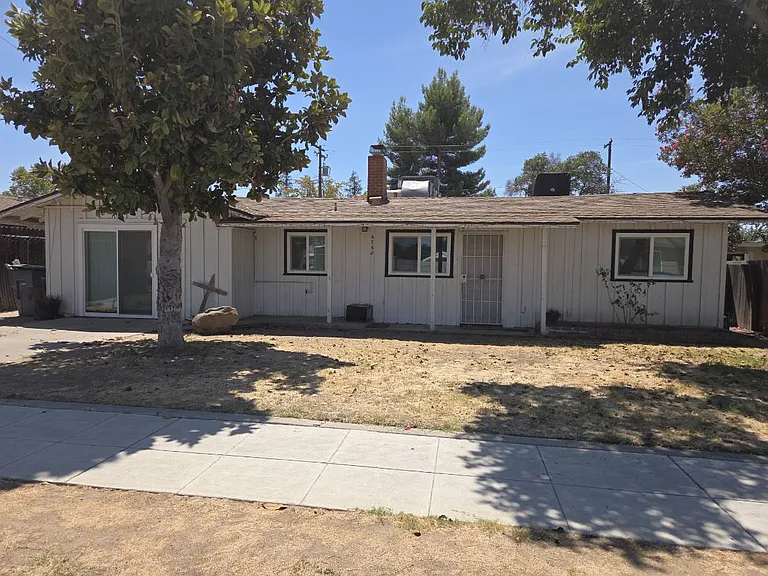 4760 E Lamona Ave — Photo 1