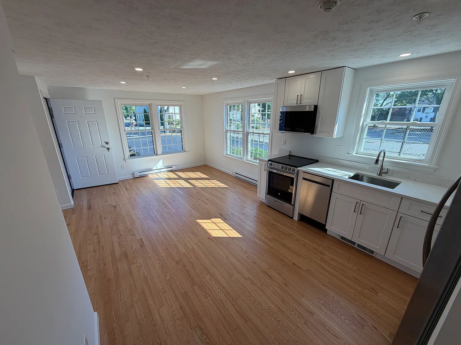 1 bed, 700 sqft, $2,400 — Photo 2