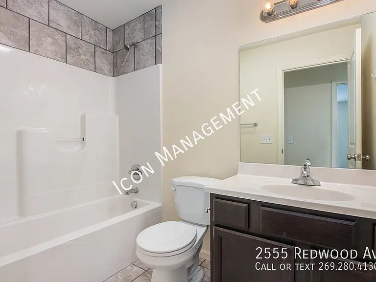 2555 Redwood Ave — Photo 19