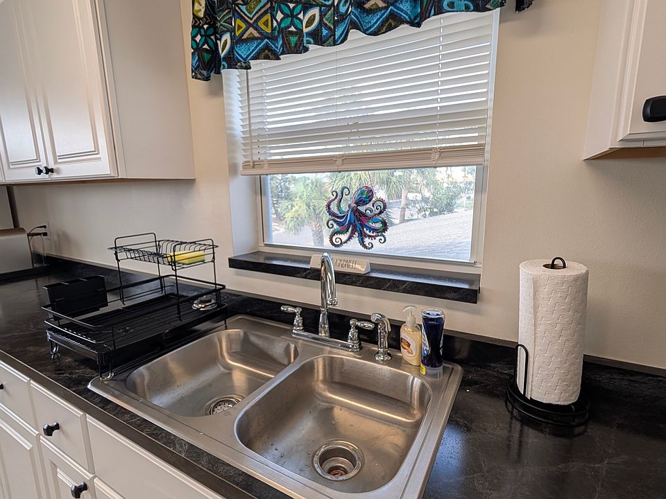 FULLY EQUIPPED Kitchen with Everything you could need