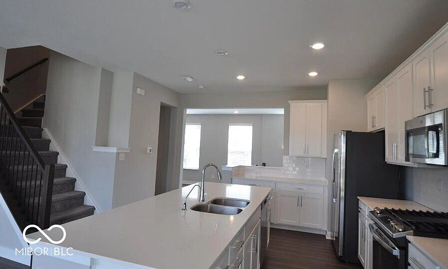 2nd image of 954 Yorkshire Ln