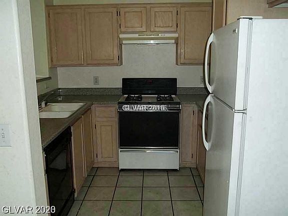 3rd image of 916 Dusty Creek St