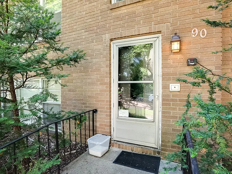 90 Virginia — Photo 2