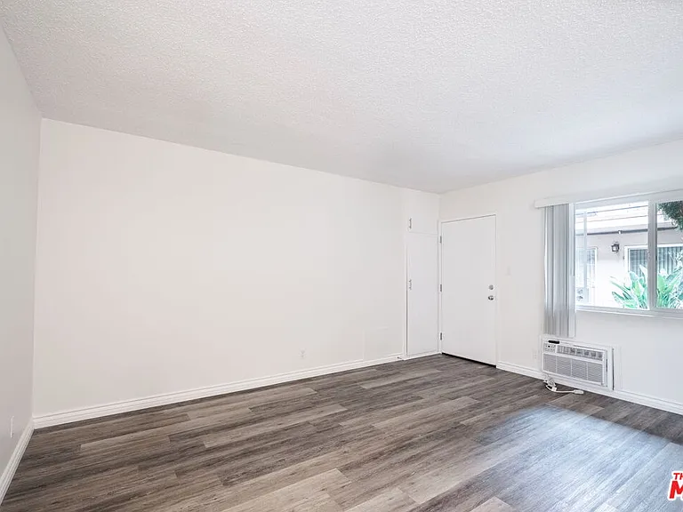 13343 Victory Blvd #4 — Photo 2