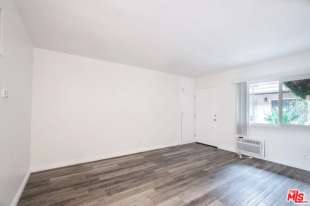 Building Photo - 13343 Victory Blvd #4