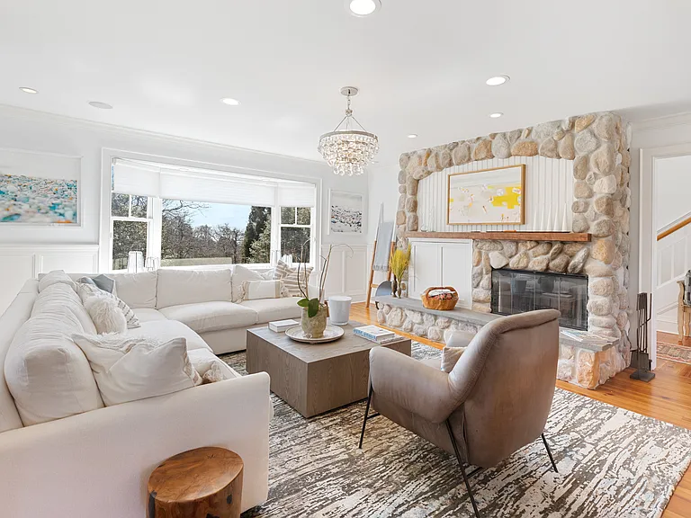 28 Washington Dr — Photo 2