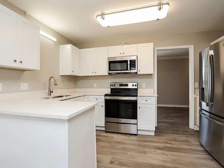 812 Dresden Ct — Photo 10