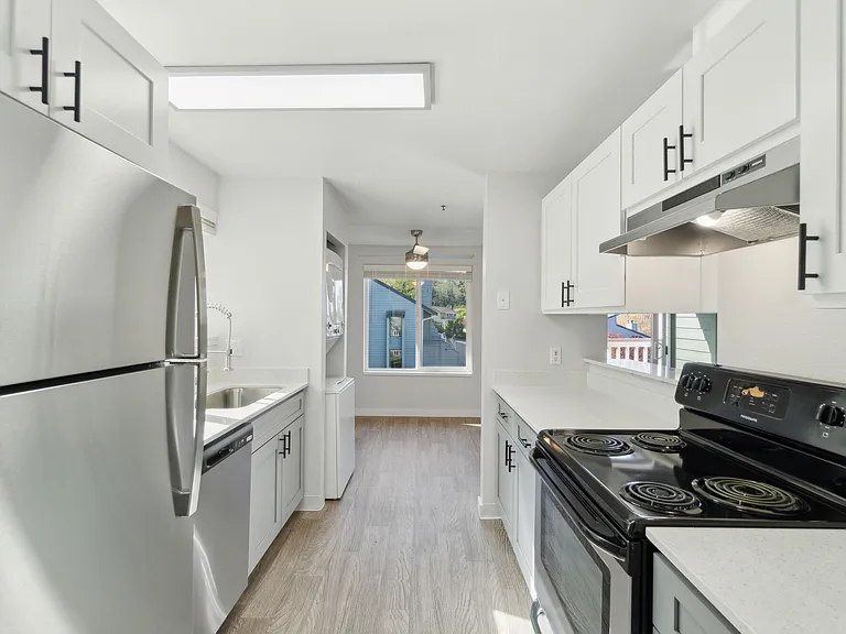 Spinnaker Apartments — Photo 1