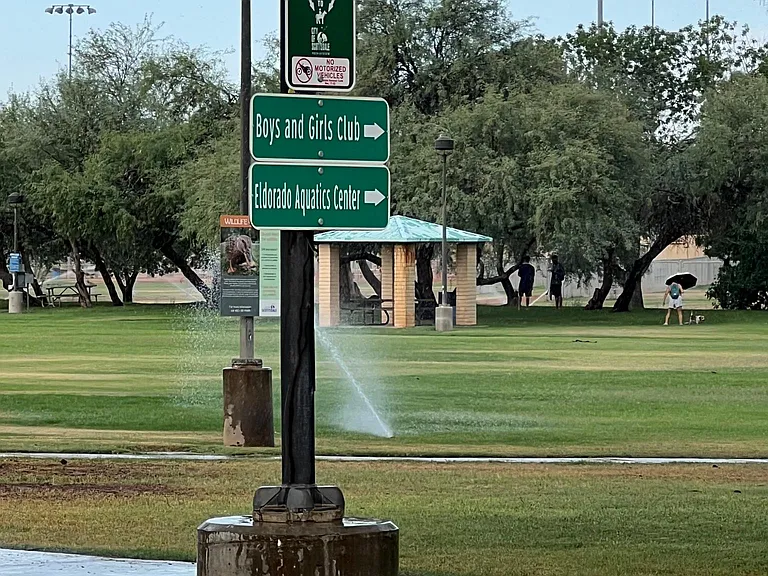 Full access to walking and biking paths. Soccer fields and playgrounds. A 2 minute walk to main pedestrian corridor that connects ASU to northern Scottsdale.