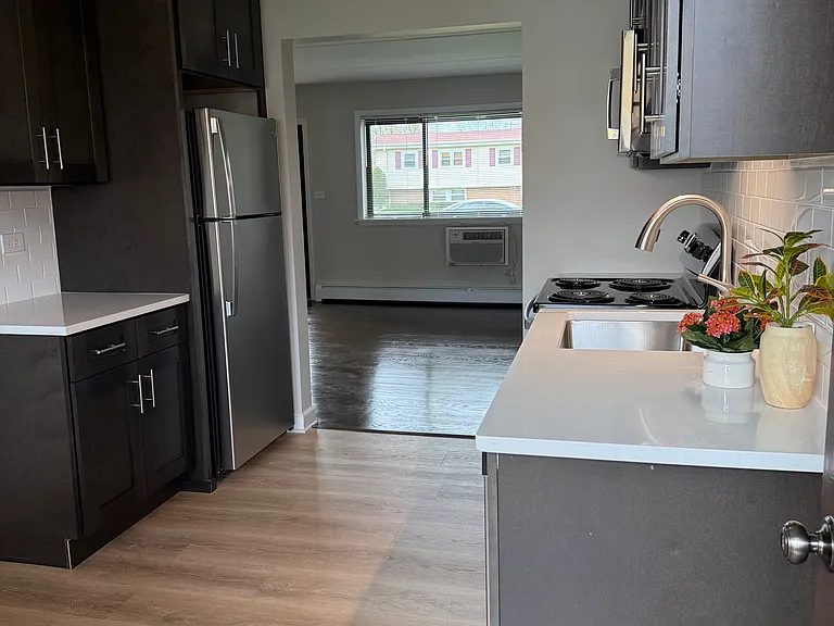 Park Lane Apartments — Photo 13