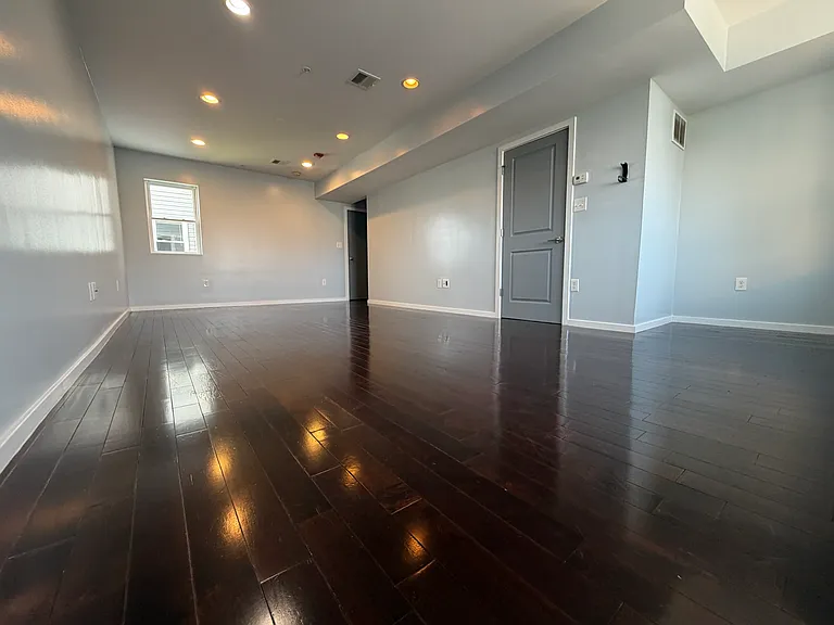 811 N Franklin St #301 — Photo 2
