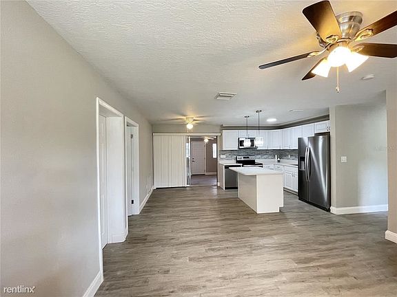 5th image of 409R Camellia Ave