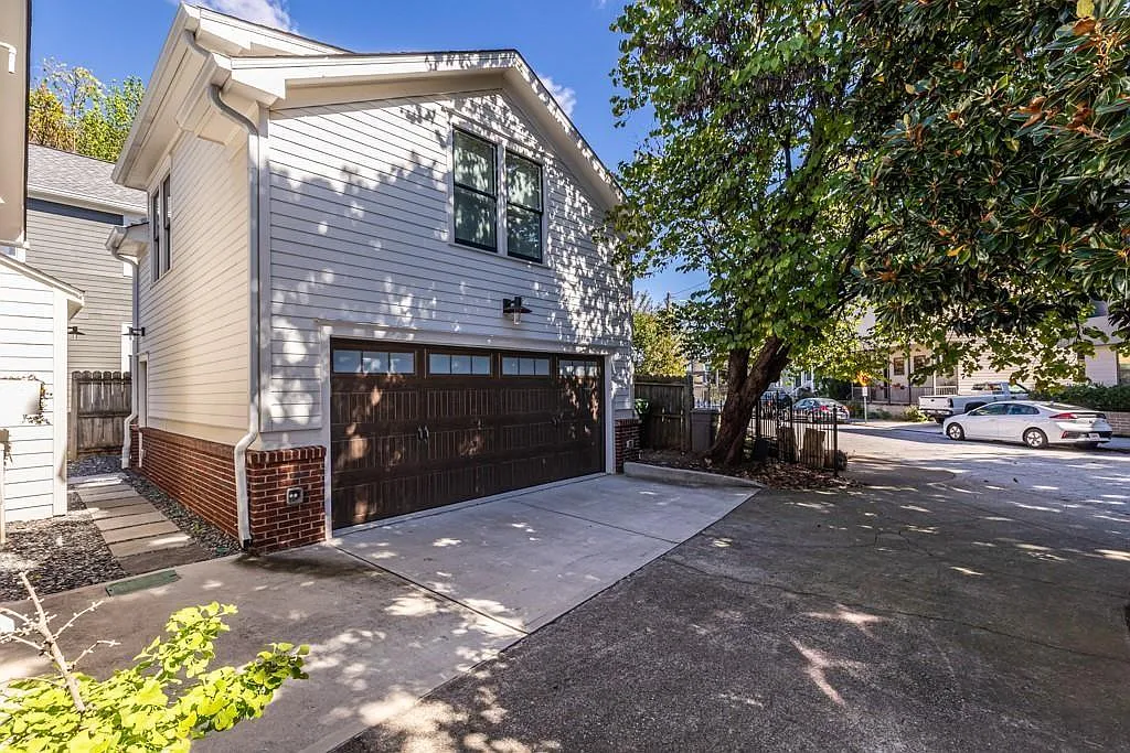 1 bed, 1.0 bath, 650 sqft, $2,300 — Photo 2