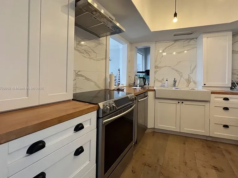 11930 N Bayshore Dr #Penthouse 10 — Photo 5