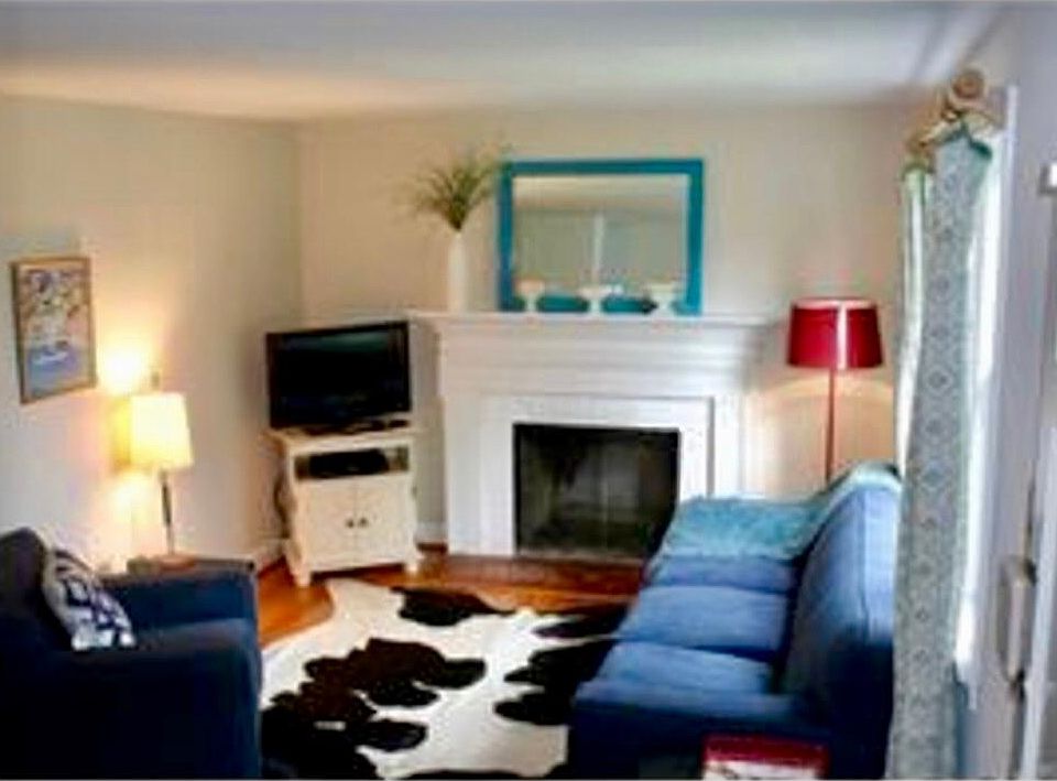 Front living room with gas fireplace