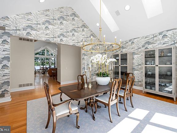 3rd image of 3021 Bennett Point Rd