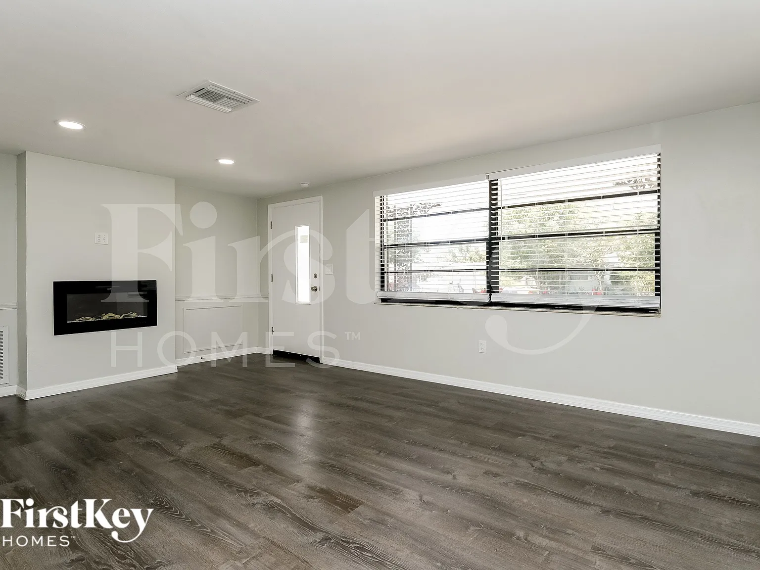 3 bed, 1.5 bath, 1324 sqft, $1,560 — Photo 3