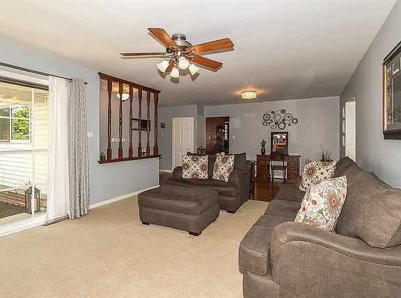 3rd image of 840 E Bryn Mawr Ave