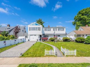 66 Tanager Ln, Levittown, NY 11756