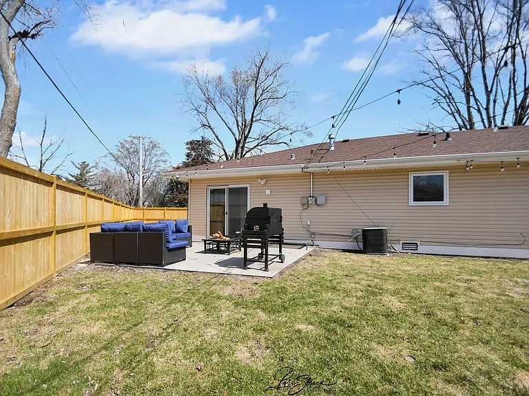 Hawthorne Dr — Photo 21