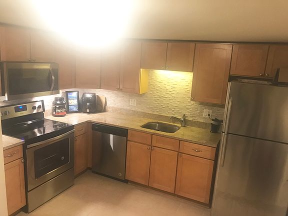 Granite counters! Oak cabs. 