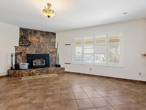 4th image of 826 Flores Way