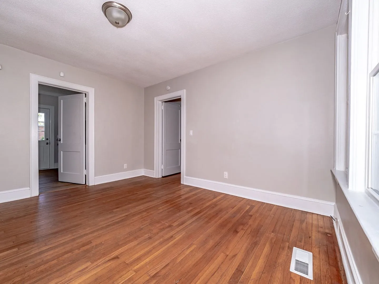 Newly Renovated 2 Bedroom 1 Bath Apartment In Prime Downtown Location — Photo 3
