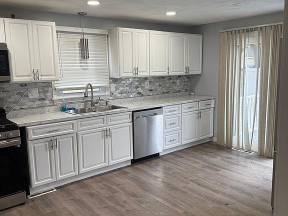 2nd image of 25 Louise St #25
