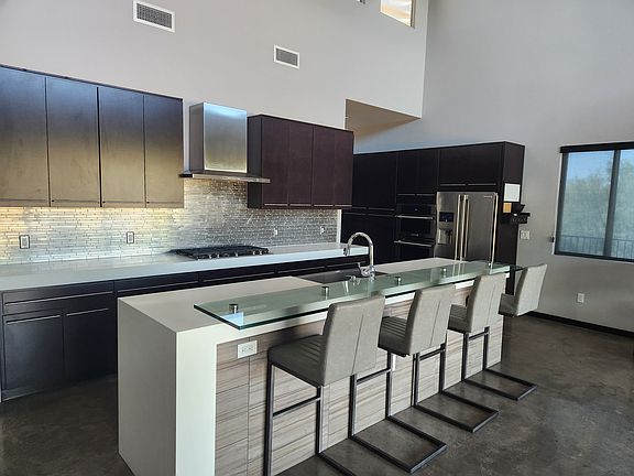 Beautiful Modern Eat-in Kitchen with Stainless Steel Appliances