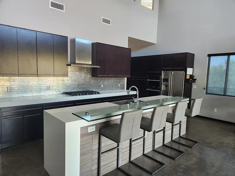 Beautiful Modern Eat-in Kitchen with Stainless Steel Appliances