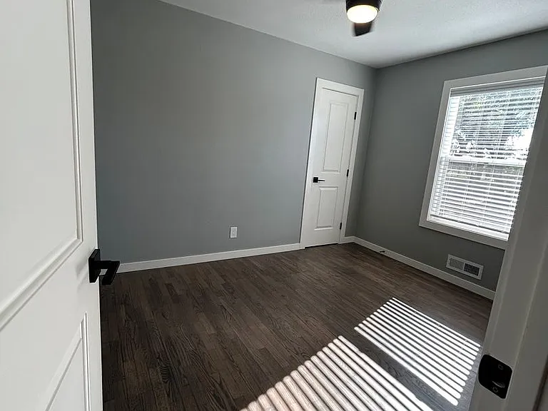 1141 E Madison St — Photo 12